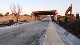 Възстановява се директната връзка между Силистра и Шумен през Панайот Волово. Продължава изграждането на надлеза при км 342 от АМ „Хемус“
