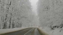 Над 300 машини обработват републиканските пътища в районите със снеговалеж