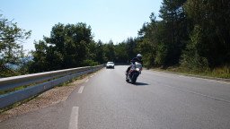 На подбалканския път I-6 - след с. Долно Камарци, са поставени първите 620 м допълнителни защити за мотоциклетисти