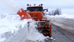 АПИ: Шофьорите да тръгват на път с автомобили подготвени за зимни условия. Над 140 машини обработват републиканските пътища