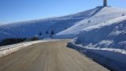 Близо 450 машини обработват пътищата в районите със снеговалеж. Шофьорите да карат внимателно и да спазват въведените ограничения