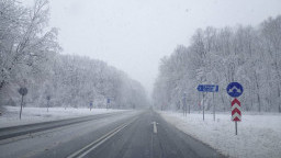 АПИ: Пътищата са почистени от снега и проходими. Шофьорите на МПС над 12 т да използват първокласните трасета