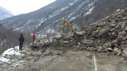 Екипи от Пловдив и Смолян работят за разчистване на срутището при 102-ри км на път III-866 Девин - Кричим