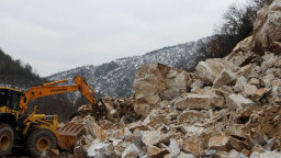 Над 6 хил. т скална маса са премахнати досега от срутището на път II-86 Бачково - Наречен в района на Юговско ханче