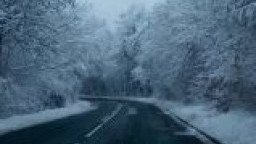 АПИ: През нощта и утре се очаква във високопланинските райони дъждът да преминава в сняг. Шофьорите да карат внимателно!