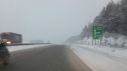Министър Павлова: Няма затворени пътища и инциденти към момента. Машините обработват настилките в районите със снеговалеж