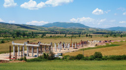 Усилено се работи по изграждането на големите съоръжения на участъка Дупница – Благоевград от АМ „Струма“