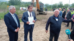 Министър Шишков: Доизграждането на пътен възел „Кресна“ не предопределя трасето на АМ „Струма“, но прави процеса по завършването и необратим