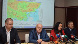 Министър Павлова: Няма критични ситуации и бедстващи хора от нощта, пътната мрежа е обработена и проходима при зимни условия