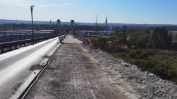 The lighting poles and the pedestrian railing in the second closed section of the Danube Bridge at Ruse have been dismantled