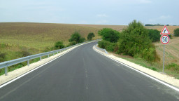 До седмица завършва превантивният ремонт на 13 км от път III-235 Звенимир - Подлес в област Силистра