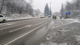 АПИ: В районите със снеговалеж шофьорите да карат внимателно и със съобразена скорост