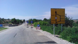 Напредва рехабилитацията на 14 км от третокласния път III-202 в област Търговище