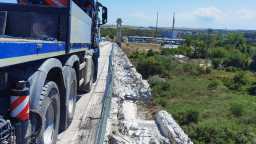 New 8 reinforced concrete panels have been placed on the Danube Bridge at Ruse