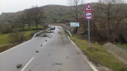 В област Кърджали път ІІІ-591 Крумовград-Студен Кладенец е затворен за движение поради наводнен участък