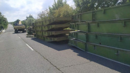 100-тонен кран и 41-тонен багер разрушават моста на пътя Царево – Ахтопол. Временното съоръжение ще е за МПС до 12 т