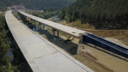 Готова е конструкцията и на платното за Кулата на виадукта при тунел „Железница“ на АМ „Струма“ (Видео)