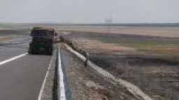 Временно движението при км 332 по АМ „Тракия“ в посока София се осъществява в аварийната лента поради изтегляне на аварирал тежкотоварен автомобил