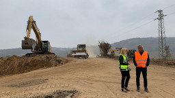 Министър Аврамова провери строителството в участъци от пътя Видин - Ботевград