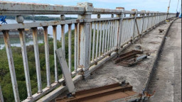 The lighting poles and the pedestrian railing in the second closed section of the Danube Bridge at Ruse have been dismantled