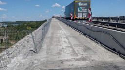 13 old and 11 new reinforced concrete panels have been installed on the Danube Bridge at Ruse