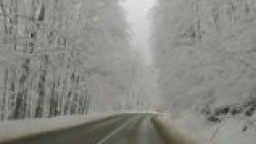 Поради силен снеговалеж на територията на областите Плевен и Ловеч се спира движението на автомобили над 12 тона