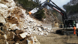 Екип от алпинисти обрушва скалите, блокирали движението по път II-86 Бачково - Наречен в района на Юговско ханче