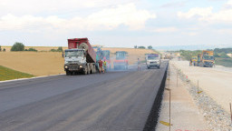 Министър Павлова инспектира строителството на пътен възел Шумен-Белокопитово