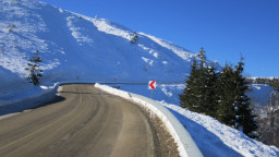 АПИ: Шофьорите, пътуващи през високопланинските проходи, да тръгват на път с автомобили, подготвени за зимни условия
