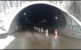 Демонтиране на старата осветителна конструкция в тунел „Ечемишка“ на АМ „Хемус“ и инсталиране на аварийно осветление