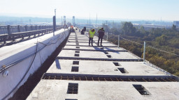 The waterproofing of the entire 400-meter section of pavement blocks on the Danube Bridge at Ruse begins