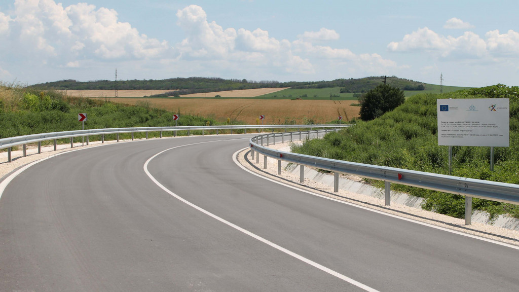 Основно ремонтирани са близо 19 км от път III-9004 Варна - Белослав – Житница. Инвестицията е за над 15 млн. лв.