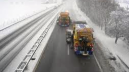 В област София дежурни екипи и специализирана техника започнаха снегопочистването на АМ „Хемус“