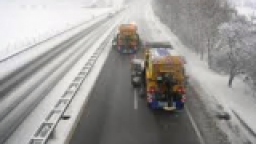 Спира се движението на тежкотоварни автомобили над 12 т по цялата републиканска пътна мрежа в област Смолян поради обилен снеговалеж