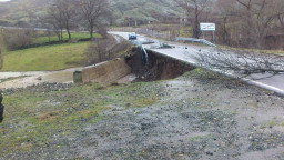 В област Кърджали път ІІІ-591 Крумовград-Студен Кладенец е затворен за движение поради наводнен участък