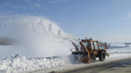 Специализирана техника продължава разчистването на третокласните пътища в Североизточна България