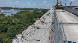 13 old and 11 new reinforced concrete panels have been installed on the Danube Bridge at Ruse