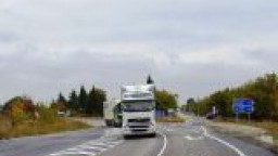 От 14 ч. до 20 ч. се ограничава движението на камионите над 12 т по най-натоваренитe пътища. През Владая ще има две ленти за влизащите в София