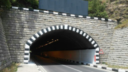 До 13:30 ч. днес движението в тунел „Железница на път I-1 Благоевград – Симитли “ се осъществява с повишено внимание