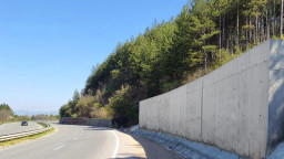 Укрепено е свлачището при 72-ри км на път I-6 Радомир - Перник