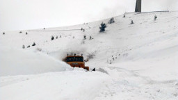 Продължава разчистването на 3-метровите преспи на Троянския проход. Снегорините достигнаха билото на планината