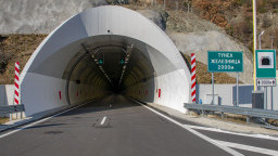 Пуснато бе движението през най-дългия пътен тунел „Железница“ на АМ „Струма“
