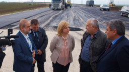 Министър Терзиева и инж. Чайков провериха строителството на АМ 