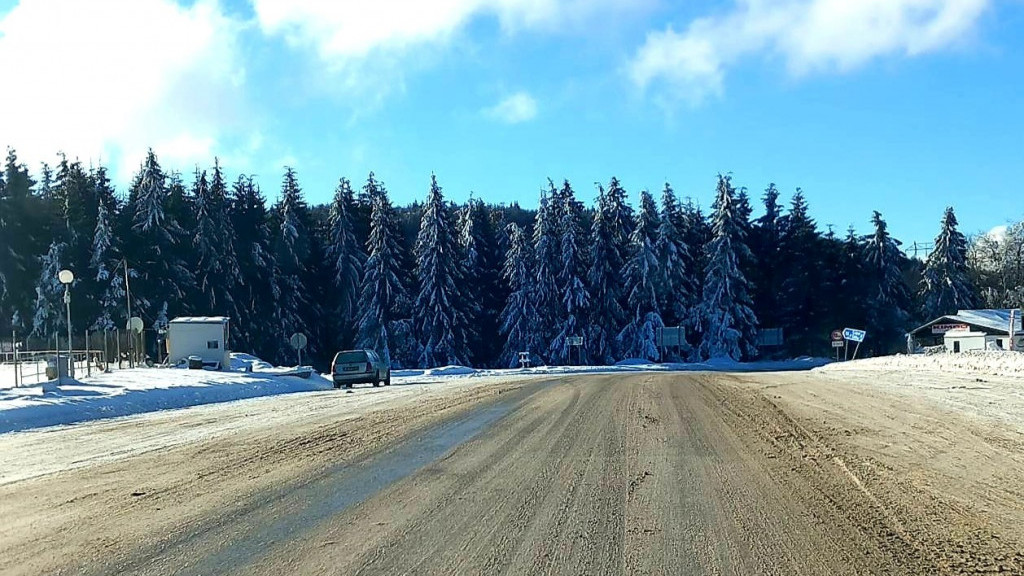 Близо 130 снегорина почистват пътищата. Шофьорите да карат внимателно!
