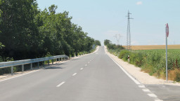 Основно ремонтирани са близо 19 км от път III-9004 Варна - Белослав – Житница. Инвестицията е за над 15 млн. лв.