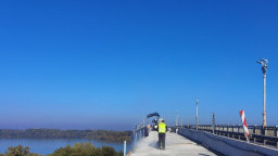 The waterproofing of the entire 400-meter section of pavement blocks on the Danube Bridge at Ruse begins