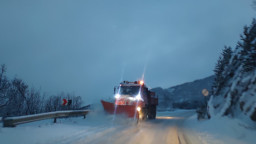 Близо 440 снегорина почистват републиканските пътища. Шофьорите да карат внимателно!