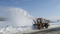Поради силен снеговалеж и намалена видимост се ограничава движението на всички автомобили по път I-2 Русе - Шумен на територията на областите Шумен, Разград и Русе.