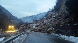 Продължава разчистването на огромното свлачище, блокирало пътя II-86 Бачково - Наречен в района на Юговско ханче