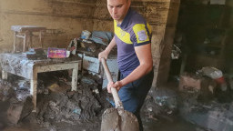 Около 40 служители на Националното тол управление продължават да помагат в разчистването на щетите от наводнението в Карловско